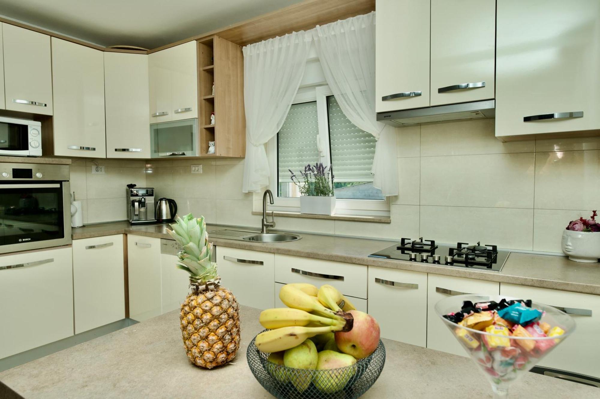 Apartment Lana Bristivica Екстер'єр фото