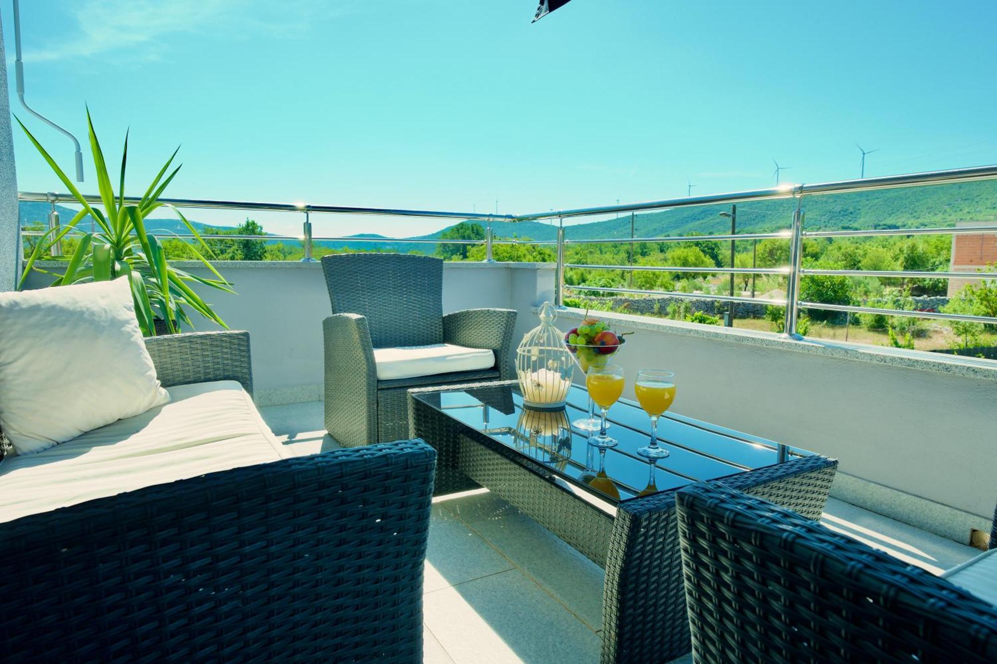 Apartment Lana Bristivica Екстер'єр фото