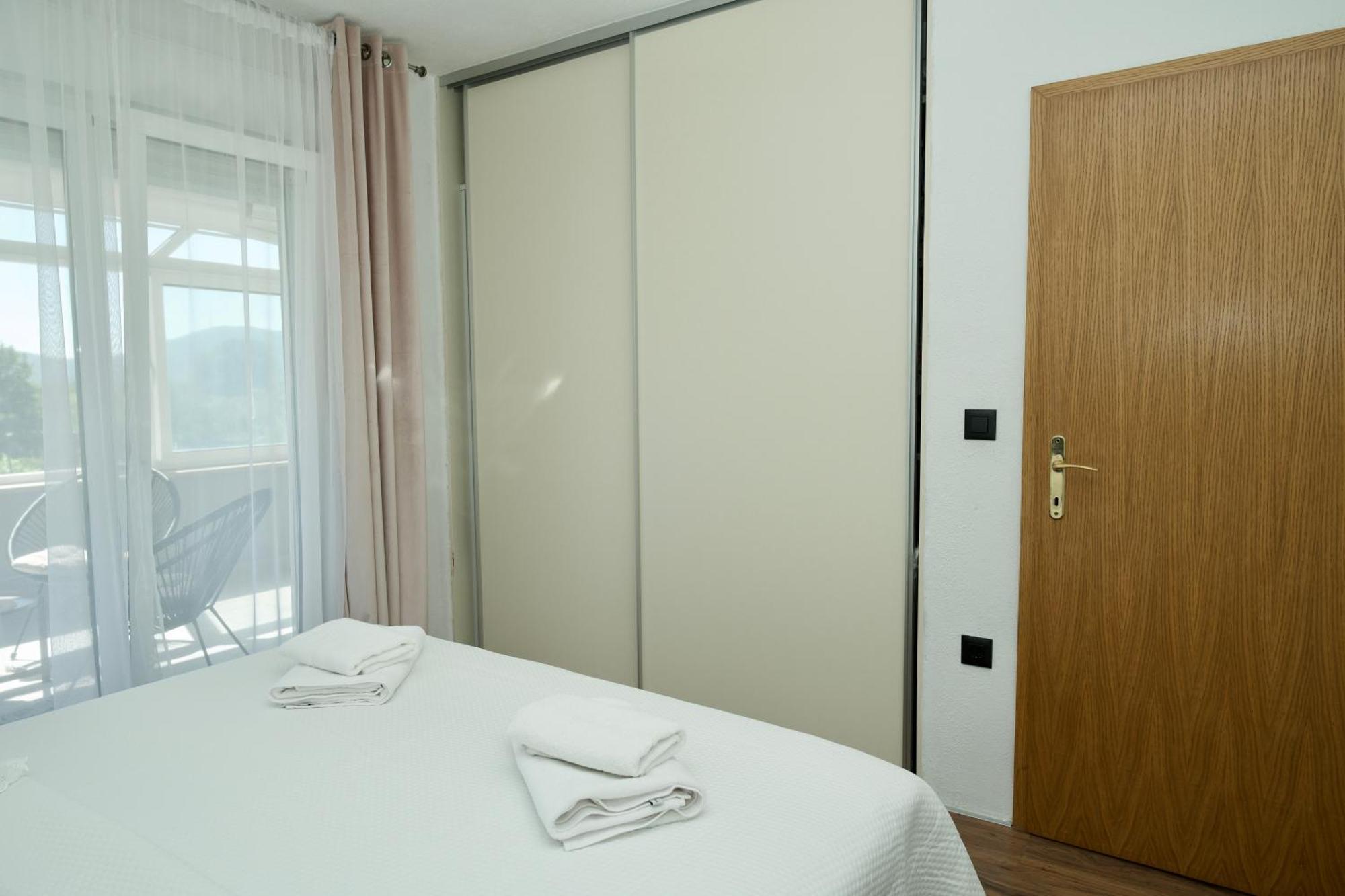 Apartment Lana Bristivica Екстер'єр фото