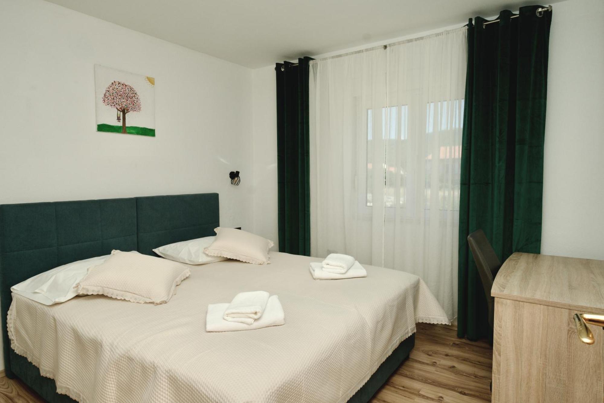 Apartment Lana Bristivica Екстер'єр фото